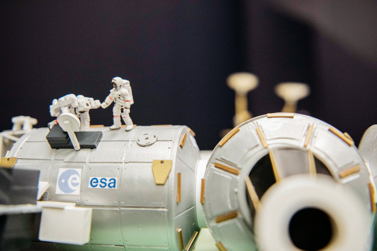Besucher können den kleinen, maßstabsgetreuen Astronauten bei Außenarbeiten an dem ISS-Modell im LWL-Museum für Naturkunde zusehen. Foto: LWL/Puschmann