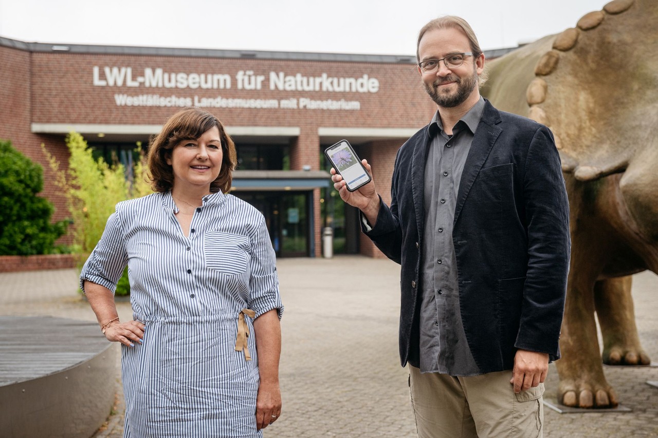 Ute Cewe, von der Stiftung der Sparda-Bank West hat mit einer Spende von 30.000 Euro die Arbeit der App ObsIdentify von Museumsdirektor Dr. Jan Ole Kriegs unterstützt. Foto: LWL/Steinweg