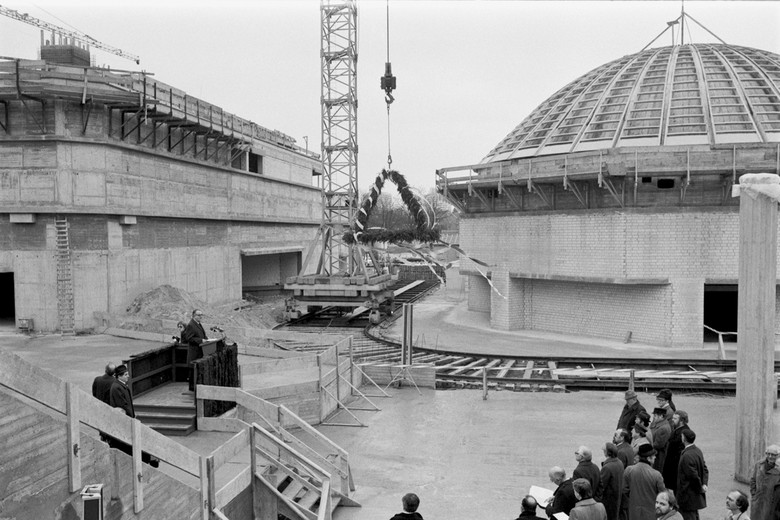 Foto vom Bau der Planetariumskuppel.