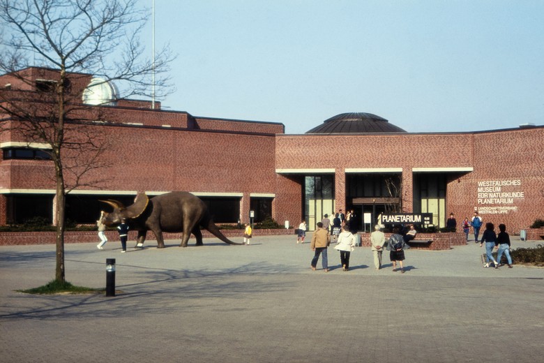 Das LWL-Museum für Naturkunde vom Vorplatz aus betrachtet um 1983.