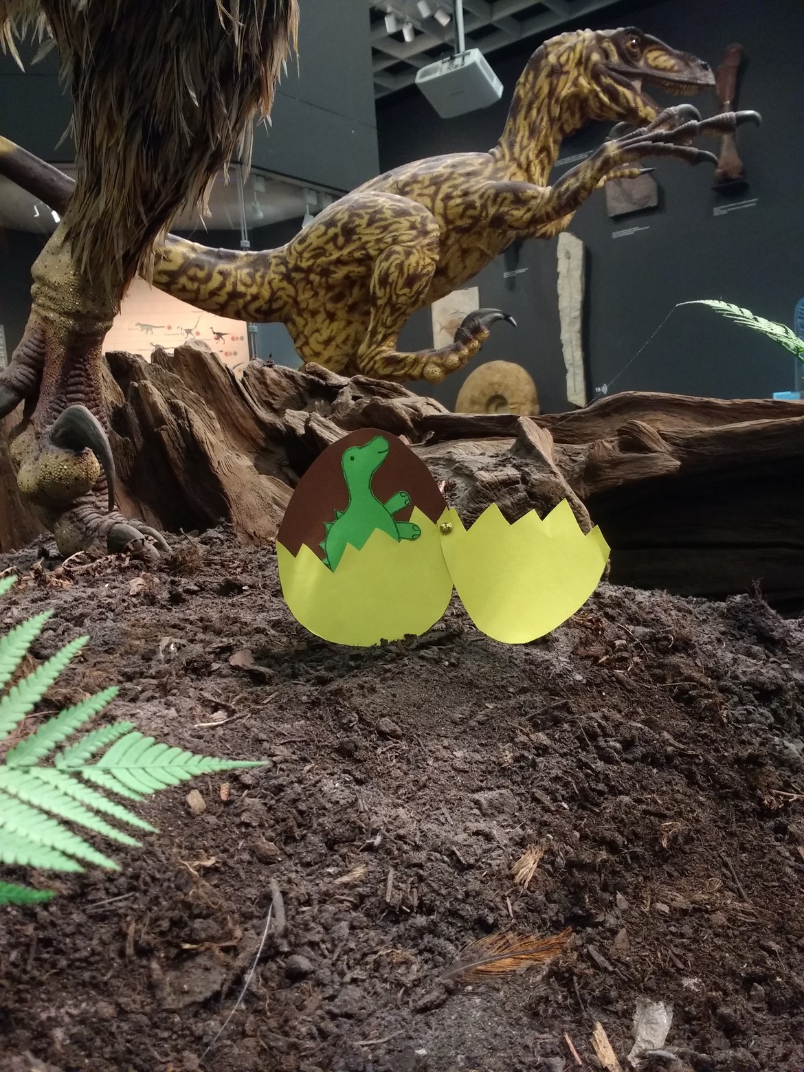 Ein gebastelter Dino im Ei. Foto: LWL/Meis