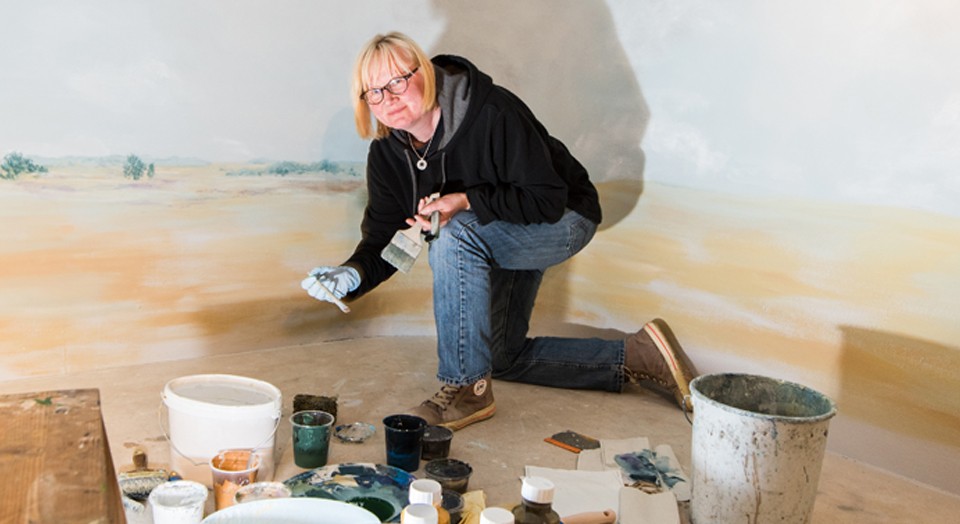 Museumsmalerin Beatrix Clement bei der Arbeit. Foto: LWL/Steinweg