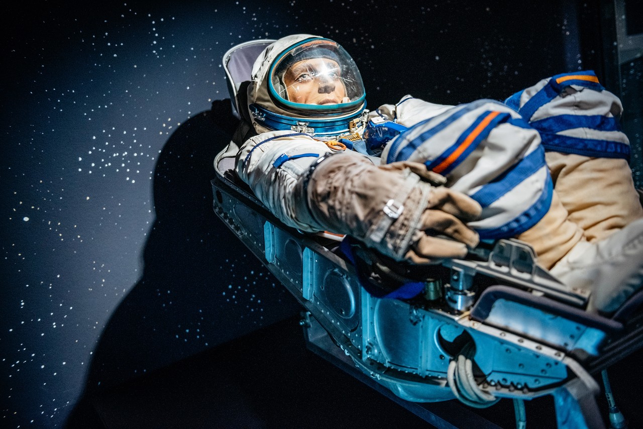 Als eines der letzten Ausstellungsobjekte ist der Originalsitz eines Astronauten aus einer Sojus-Rakete eingetroffen. Die Leihgabe stammt vom Hermann-Oberth-Raumfahrt-Museum in Feucht. Foto: LWL/Steinweg