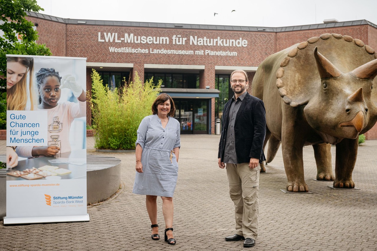 Ute Cewe, von der Stiftung der Sparda-Bank West freut sich, Museumsdirektor Dr. Jan Ole Kriegs mit den Spendengeldern der Stiftung bei der Arten-Olympiade unterstützen zu können. Foto: LWL/Steinweg