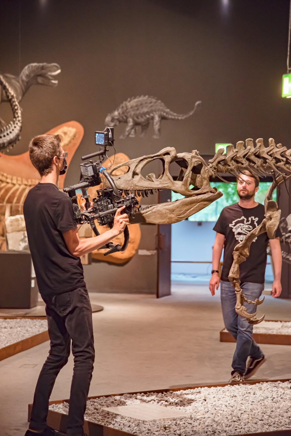 Mit manchem Augenzwinkern gibt Modera¬tor Fabian Nolte (r.) Einblicke in die Welt der Paläontogie wie hier im LWL-Museum für Naturkunde in Münster. Foto: LWL/Emad Daood