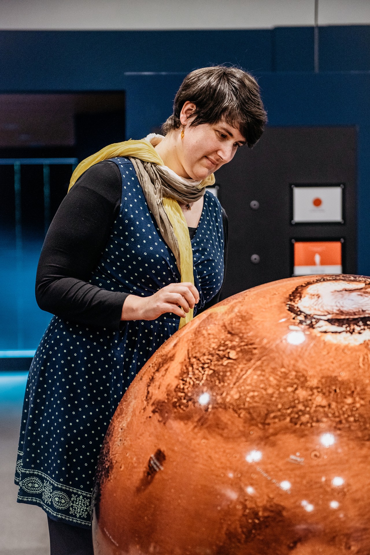 Ausstellungsmacherin Ramona Dölling prüft den Mars-Globus. Ab dem 21. August können Interessierte alles über die Mars Mission im LWL-Museum für Naturkunde erfahren. Foto: LWL/Steinweg