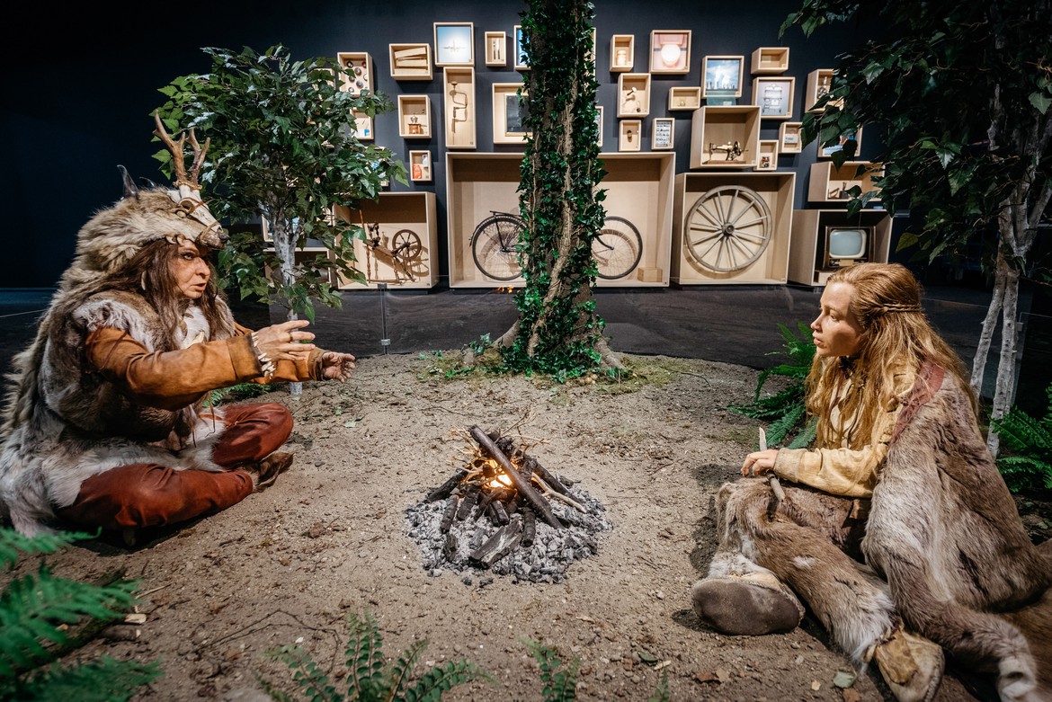 Die Figur der Schamanin und des jungen Mädchens am Lagerfeuer in der Ausstellung. Foto: LWL/Steinweg